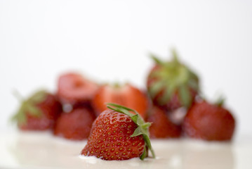 Erdbeeren schwimmen in Milch