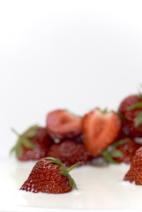 Erdbeeren schwimmen in Milch