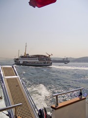 Fototapeta na wymiar Barcos navegando por el Bosforo en Estambul