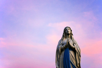 Statue de la vierge marie et coucher de soleil en Savoie.