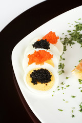 Lachs und Kaviar auf Ei