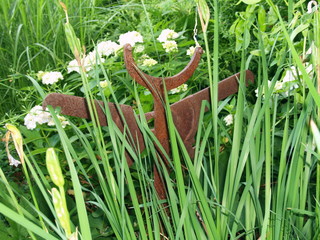 Schrott - Eisen - Skulptur im Grünen