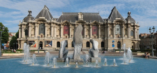 Fototapeta premium Lille, France - Musée des beaux-arts et fontaine