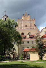 Fototapeta na wymiar Przytulny dziedziniec starego miasta w Wilnie, Litwa