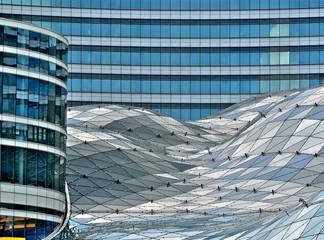 Naklejka premium Budynek szklany w Warszawie