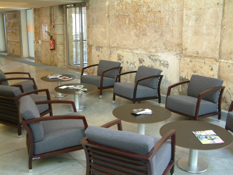 Salle d'attente moderne avec fauteuils