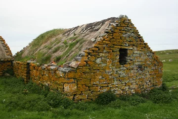 Photo sur Plexiglas Rudnes ruined thatch cottage