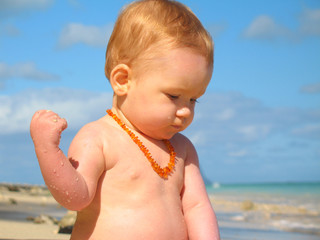 bébé à la plage, fond de lagon