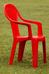 Chaise rouge sur gazon