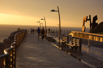 Obraz premium Paseo Nuevo in San Sebastian at sunset. Spain