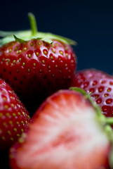 Erdbeeren, schwarzer Hintergrund