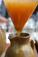 Traditional filtration of fresh honey