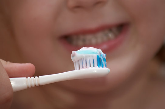 A child brushing its teeth