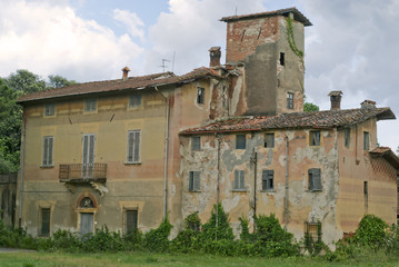 Fototapeta na wymiar Stary opuszczony dom w krajobrazie tuscanian