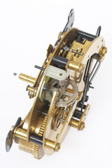 altes goldfarbenes Uhrwerk mit vielen kleinen Zahnrädern