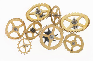 viele alte goldfarbene kleine Zahnr&auml;der greifen ineinander