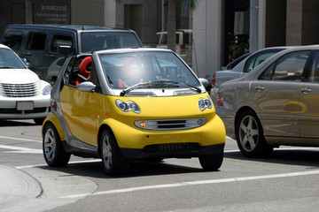 Fototapeta na wymiar żółty mini samochód na ulicach Los Angeles