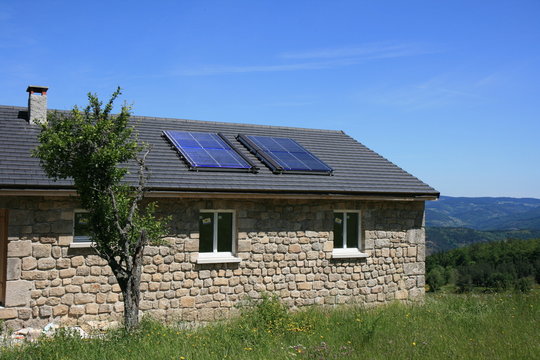 Panneaux solaires : maison ardéchoise rénovée avec deux panneaux solaires sous vide