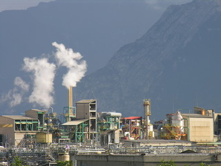 industrie sur fond de montagnes