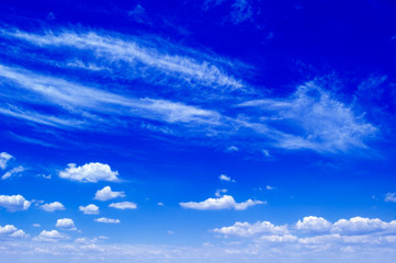 Naklejka na ściany i meble Błękitne niebo i chmury.