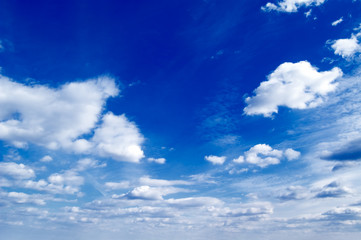Naklejka na ściany i meble Błękitne niebo i piękne białe chmury.