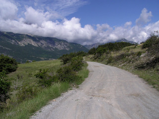 Fototapeta na wymiar 1420 - Chemin en haute montagne (Queyras, Alpes)