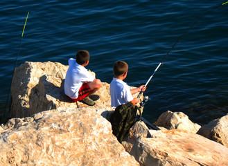 NIÑOS PESCANDO