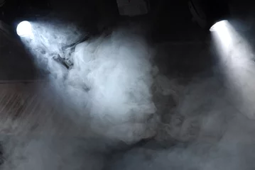 Crédence de cuisine en verre imprimé Lumière et ombre lumière de projecteur de théâtre dans le brouillard