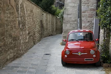 Zelfklevend Fotobehang rode Italiaanse auto in oude Romeinse straat © Ivonne Wierink