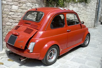 Papier Peint photo Vielles voitures Petite voiture célèbre italienne rouge