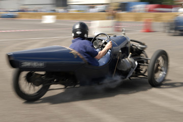auto &agrave; trois roues en pleine vitesse
