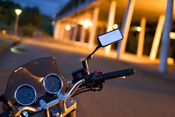 guidon de moto la nuit sur fond de ville parking - obrazy, fototapety, plakaty