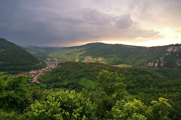 Fototapeta na wymiar zielone wzgórza krajobraz górski słońca