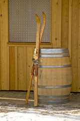 Antiquated pair of skis 