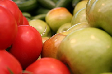 Red VS Green, Apple VS tomato, Fruit VS vegetable