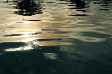 Ondas en el agua con reflejo del sol