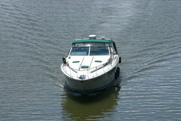 Obraz premium Sport boat going out to open waters