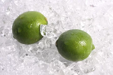 Draagtas Twee hele limoenen op een bedje van ijs © Jack Kunnen