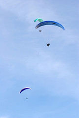 paragliders in group