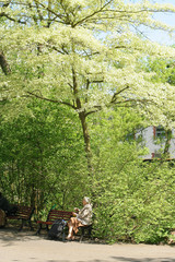 Obraz premium Femme dans un jardin