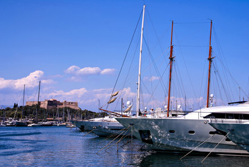 Fototapeta premium Des Voiliers dans le port d'Antibes.