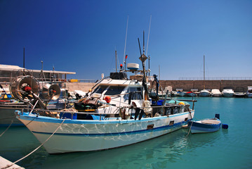 Un bateau de p&ecirc;che dans le port du Cros de Cagnes.
