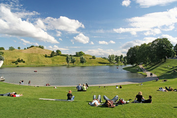 People relaxing and strolling in the Olympic park of Munich - obrazy, fototapety, plakaty