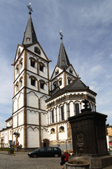 Kirche und Brunnen