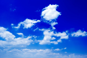 Naklejka na ściany i meble Piękne białe chmury na tle błękitnego nieba.
