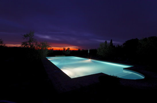 Swimming-pool im Sonnenuntergang