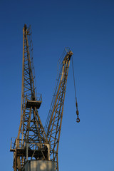 Naklejka premium A dockside crane against a clear blue sky. 
