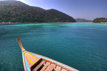 Obraz premium a rowboat near ko-surin island coastline