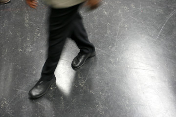 Mann läuft durch Bild