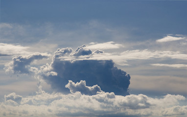 Gewitterwolken ziehen am blauen Himmel auf